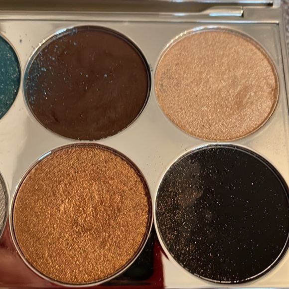 TIGI Professional Eyeshadow Pallet - Picture 6 of 6